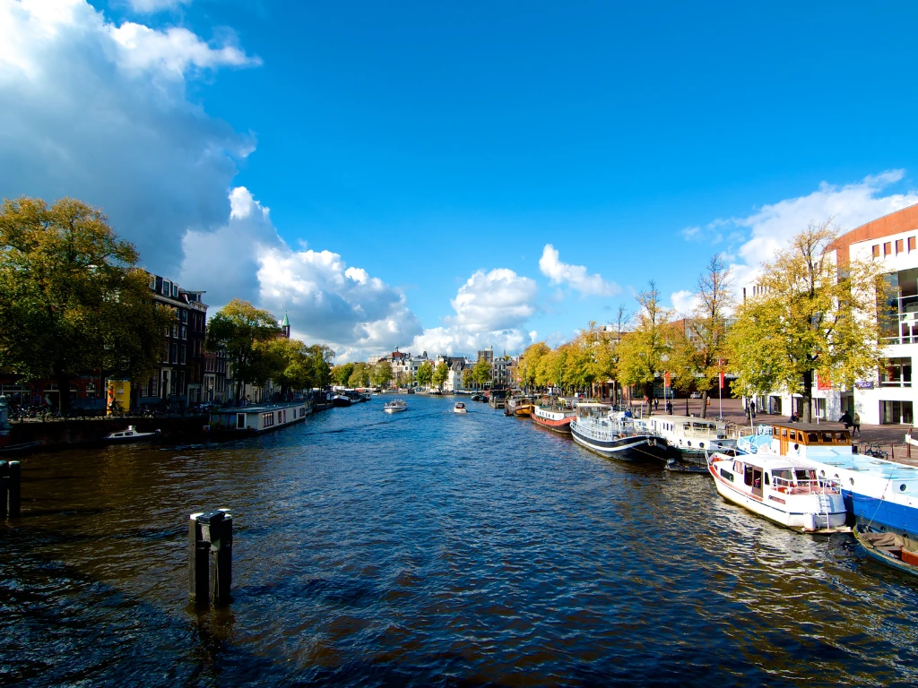 Canal Amsterdam - Dona Viagem